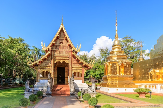 タイ北部チェンマイのワットプラシンウォラマハウィハンのチャペルと黄金の塔