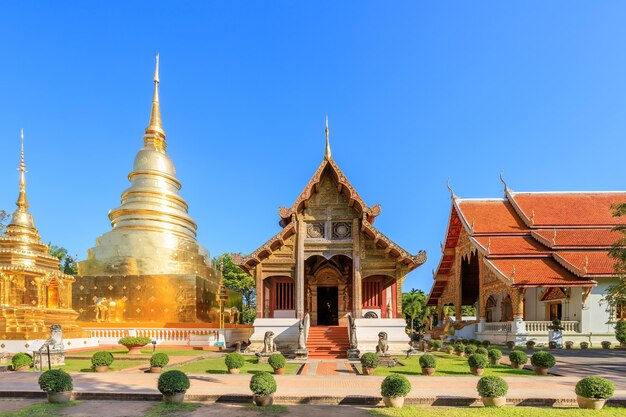 タイ北部チェンマイのワットプラシンウォラマハウィハンのチャペルと黄金の塔