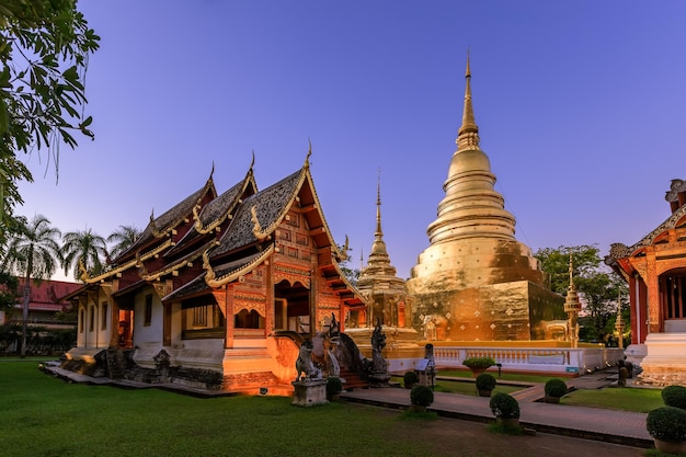 황혼 또는 밤 하늘에 별이 있는 치앙마이 Wat Phra Singh Woramahawihan의 예배당과 황금 탑