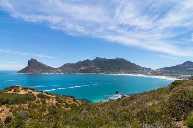 Foto gratuita chapman's peak dall'oceano catturato in sud africa