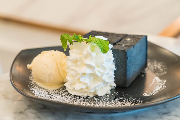 Pane tostato di carbone con gelato