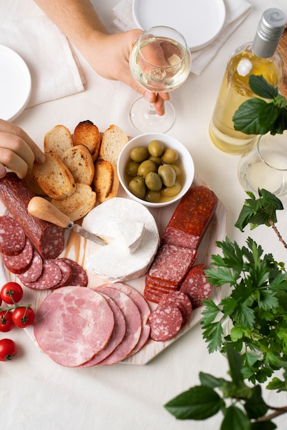 Foto gratuita salumi con assortimento di carni e pane