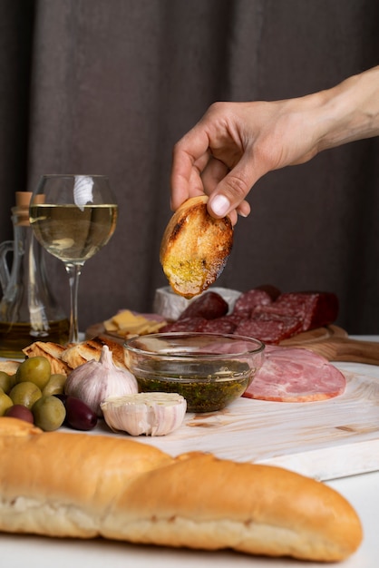 Free photo charcuterie with assortment of meats and bread