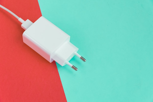 분홍색 및 파란색 배경 위의 충전기 및 USB 케이블 유형 C