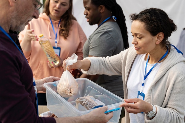 Foto gratuita gruppo di volontariato del banco alimentare di beneficenza