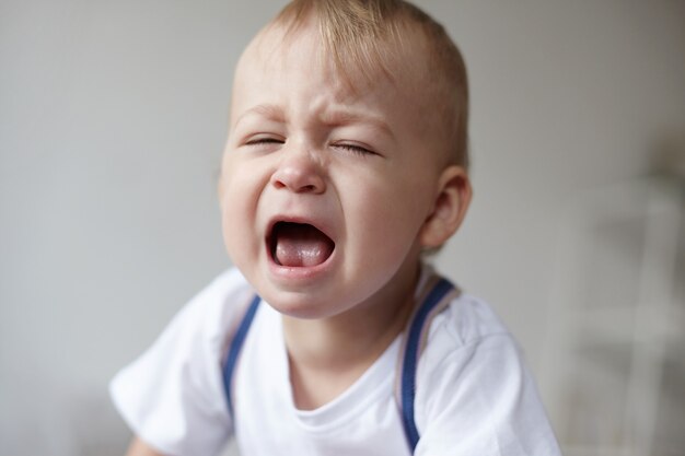 魅力的な愛らしい幼児の男の子のポーズ