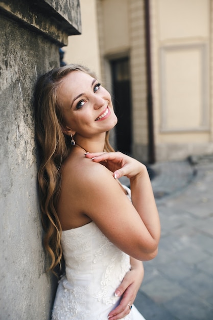 Foto gratuita sposa affascinante sorridere alla telecamera