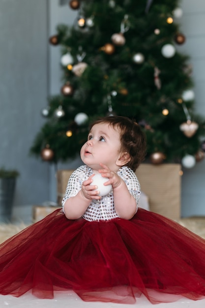 Free photo the charming child sitting on the floor