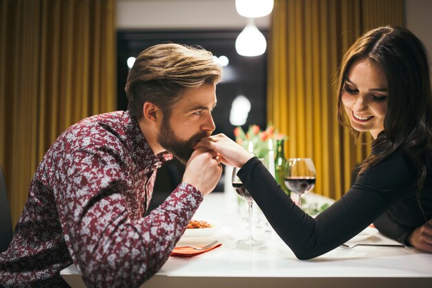 식당에서 데이트하는 매력적인 커플