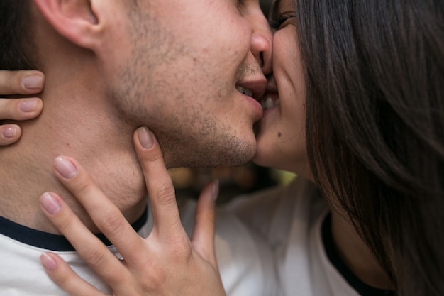 Foto gratuita coppia affascinante baciare giocosamente