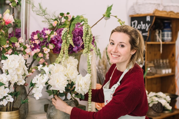 Очаровательный работник цветочного магазина