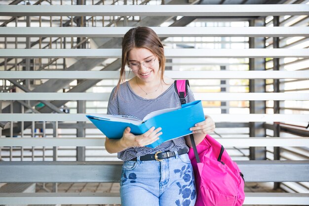 魅力的な女性学生の読書