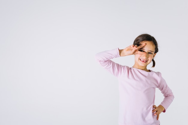 Foto gratuita ragazza affascinante che gesturing pace