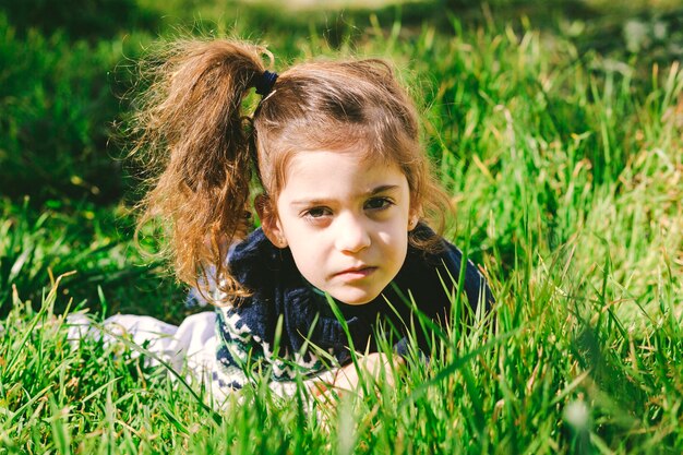 Очаровательная девушка в траве