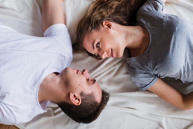 Foto gratuita affascinante donna adorabile guardando addormentato uomo