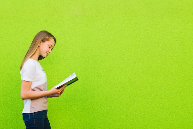 魅力的な学生の読書