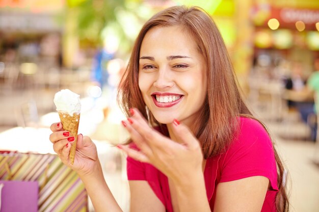 Очаровательная женщина ест мороженое