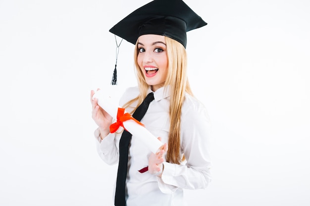 Очаровательная женщина в выпускной кепке с дипломом