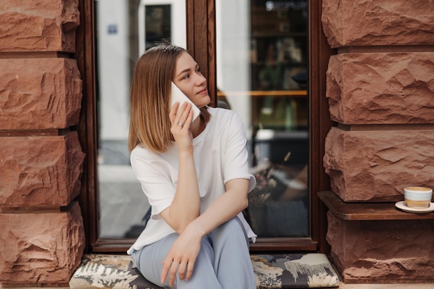 Бесплатное фото Очаровательная женщина в кафе разговаривает по мобильному телефону