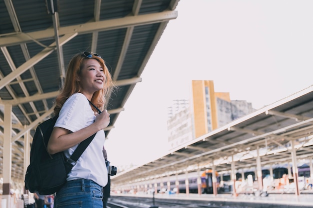 魅力的な女性は、鉄道のロアで笑って