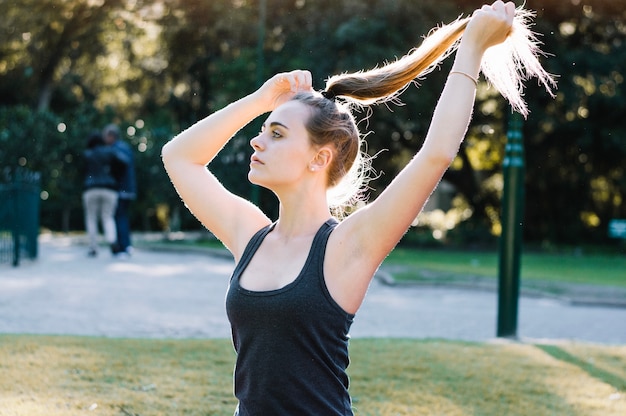 Foto gratuita donna affascinante che fa coda di cavallo