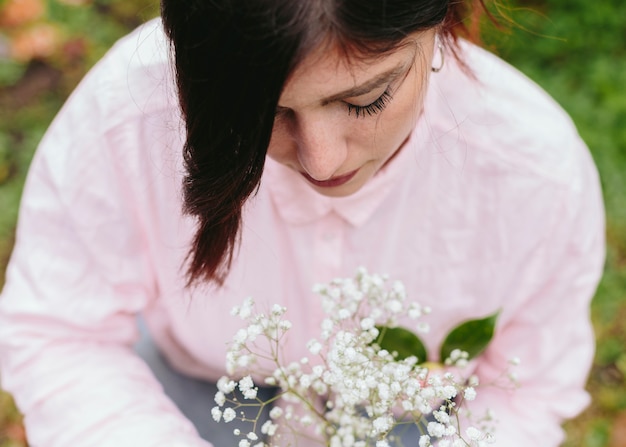 無料写真 白い花を持つ植物の束を持つ魅力的な女性