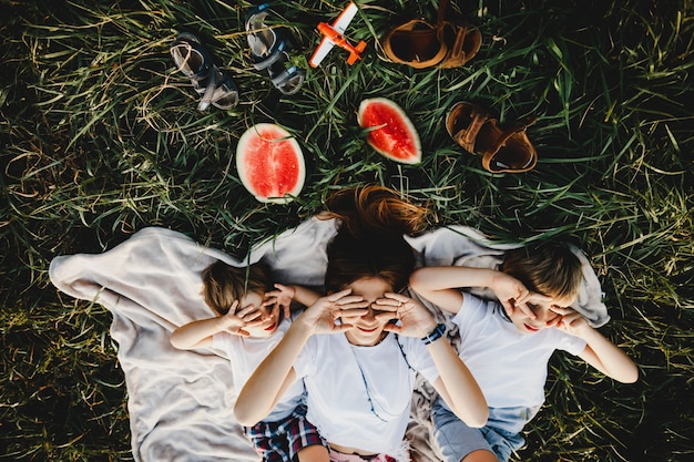 Foto gratuita affascinante giovane madre si diverte con i suoi piccoli figli