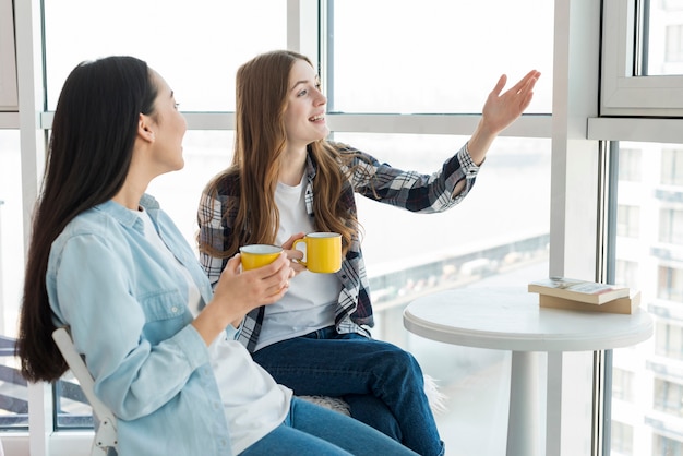 Amici in chat per una tazza di tè