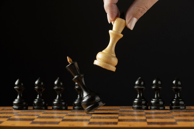 Мат черному королю на шахматной доске. концепция успеха