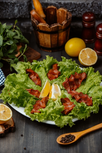 Chee Kofta Турецкая сырая фрикаделька на листьях салата с лимоном