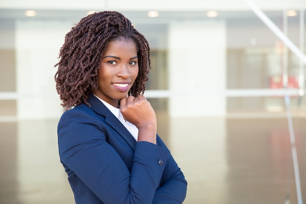 Free photo cheerful african american businesswoman smiling at camera