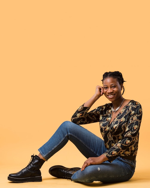 Free photo cheerful afroamerican model sitting