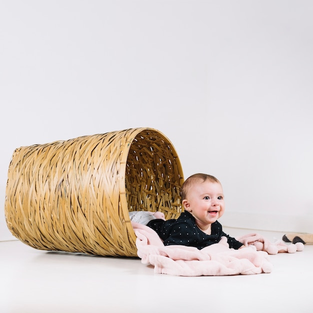 Foto gratuita merce nel carrello di menzogne ​​del bambino allegro