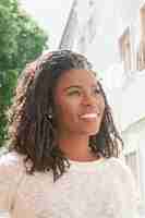 Free photo cheerful beautiful african american woman standing outdoors