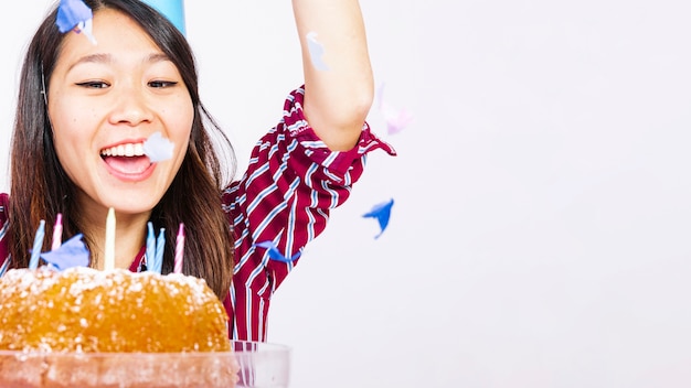 無料写真 ケーキの前で陽気な誕生日の女の子