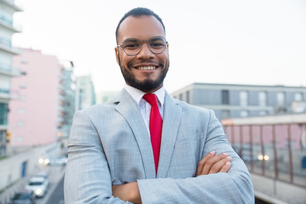 Free photo cheerful businessman smiling