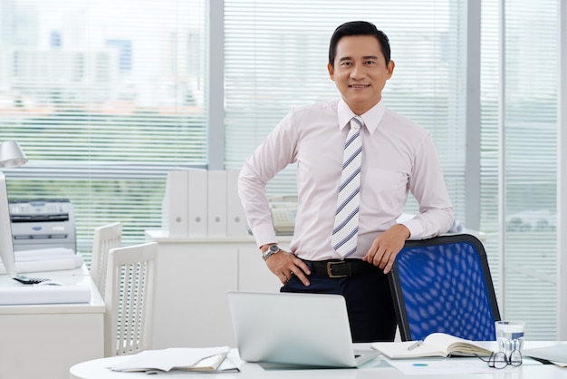 Free photo cheerful businessman