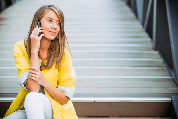 Foto gratuita donna allegra sorridente al telefono