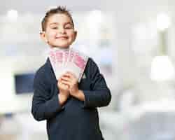 Foto gratuita bambino allegro con una pila di bollette