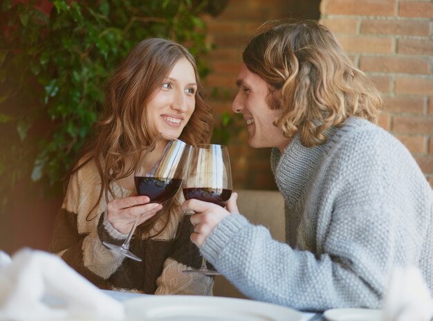 朗らかカップル昼食をし、ワインを飲みます