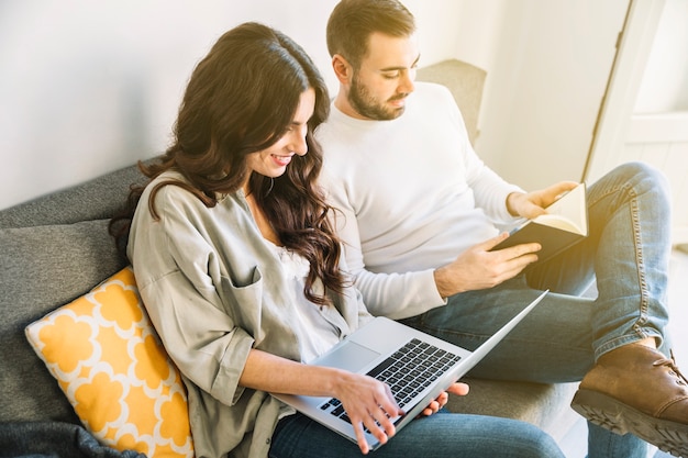 Free photo cheerful couple relaxing on couch