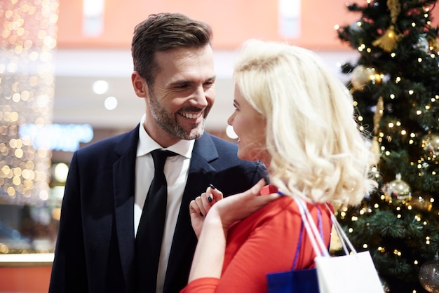 Foto gratuita coppia allegra per lo shopping nel centro commerciale