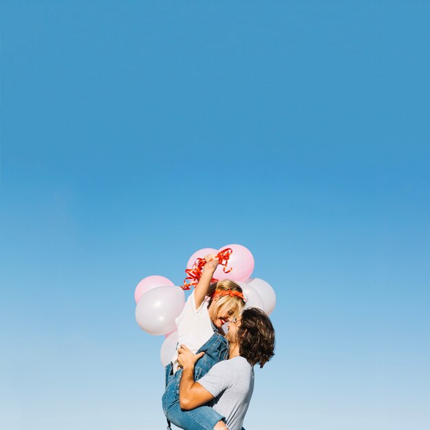 Веселая пара с воздушными шарами cuddling