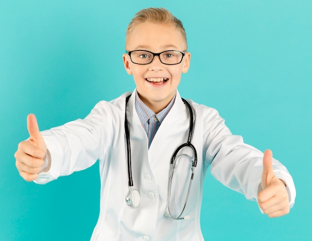 Free photo cheerful doctor showing thumbs up