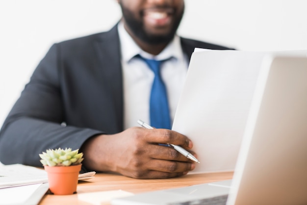 Free photo cheerful employee with papers