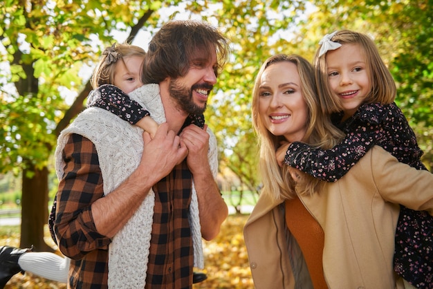 Foto gratuita famiglia allegra nel trascorrere attivamente del tempo