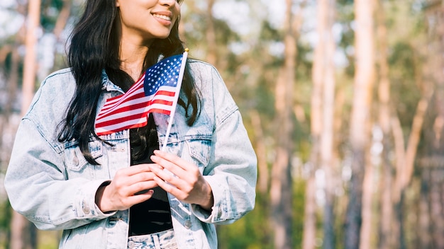 미국 국기와 쾌활 한 여성