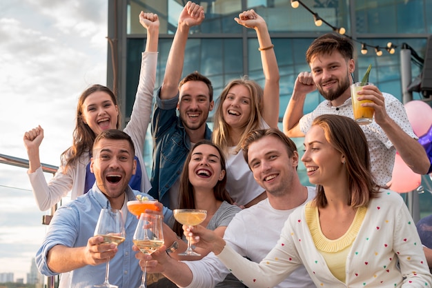 Foto gratuita amici allegri che posano ad una festa