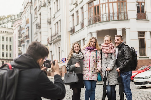 Веселые друзья позируют фотографу