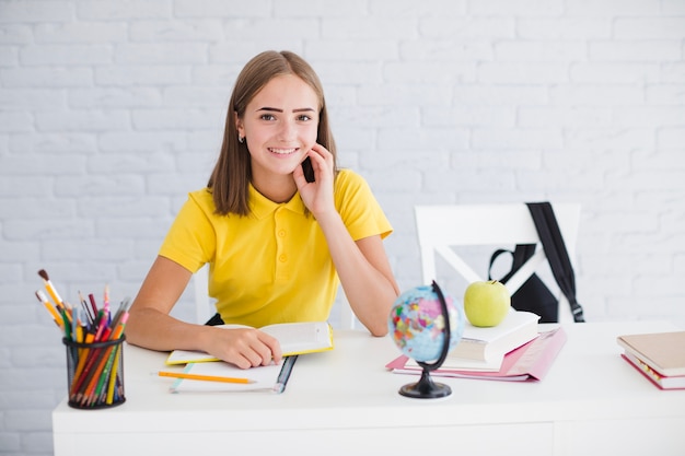 Ragazza allegra alla lezione